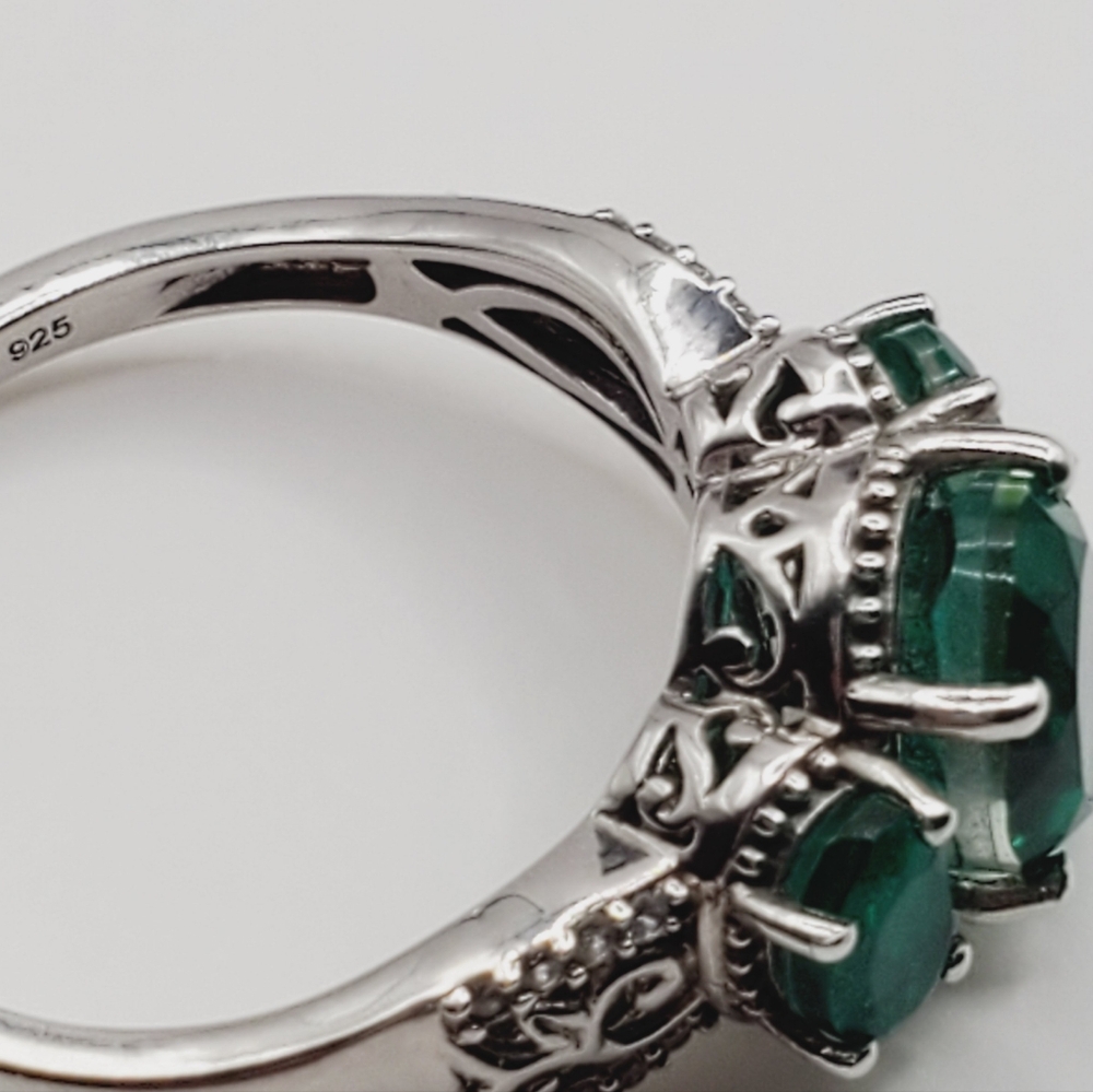 Emerald Green Quartz Ring - Picture 4 of 8